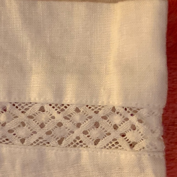 Beautiful linen, sleeveless shirt. Never been worn. Fine, lace detail. - Picture 2 of 4